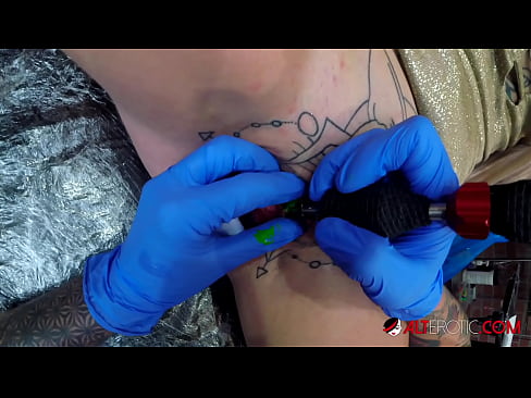 ❤️ Extrem tattooed Hottie Sully Savage krut en Tattoo op hirem Klitoris ️ Just Porno op lb.porngifer.ru ❌❤